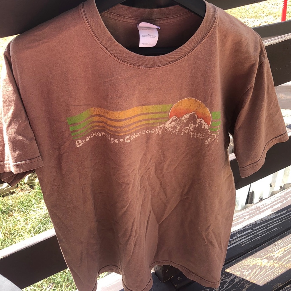 Gildan Activewear t-shirt: Size L